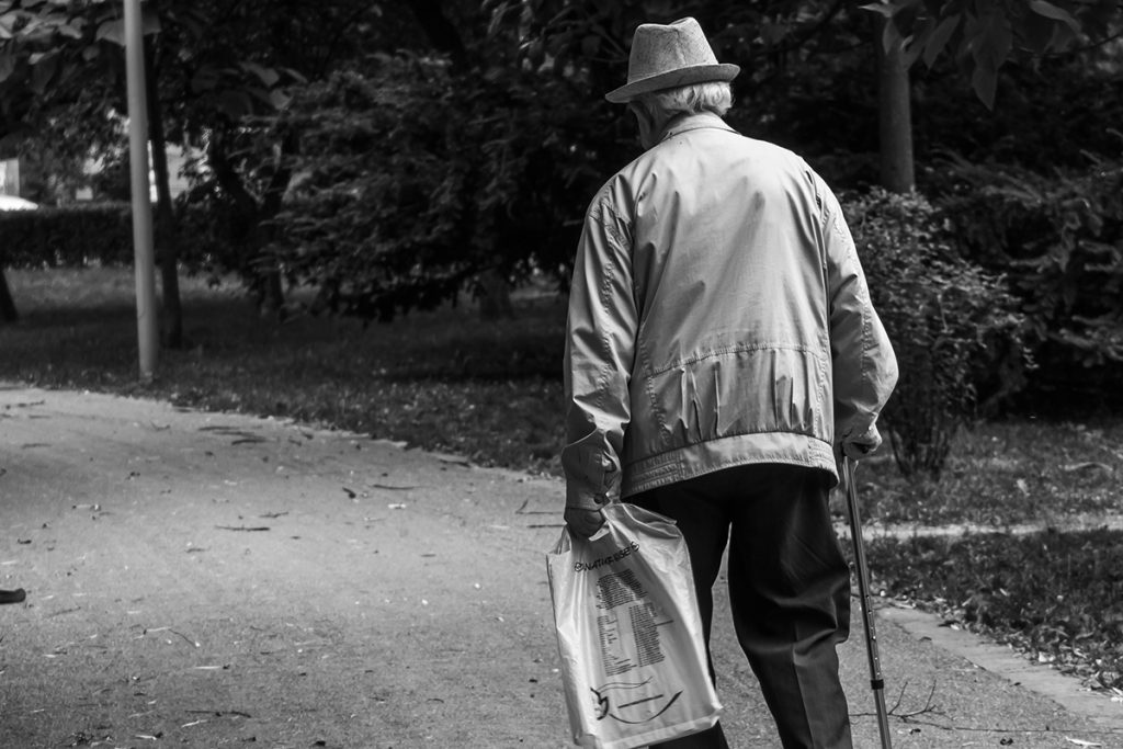 Con l'aumentare del numero di anziani soli cresceranno le necessità di accudimento e cura