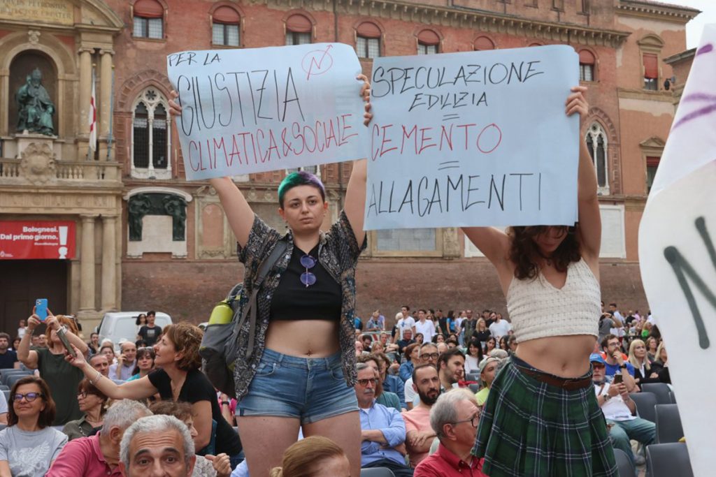 Un momento delle contestazioni a Bonaccini, Lepore e Manfredi a Repubblica delle Idee 2023 da parte degli attivisti di Fridays for Future e Comitati No al Passante