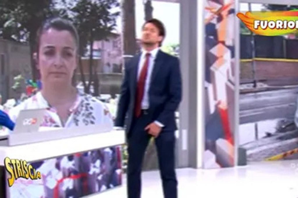 Un frame del fuorionda di Striscia la Notizia
