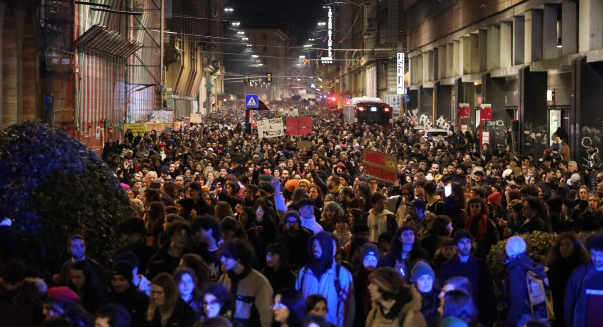 La manifestazione contro la violenza sulle donne organizzata da Non una di meno mercoledì 22 novembre a Bologna