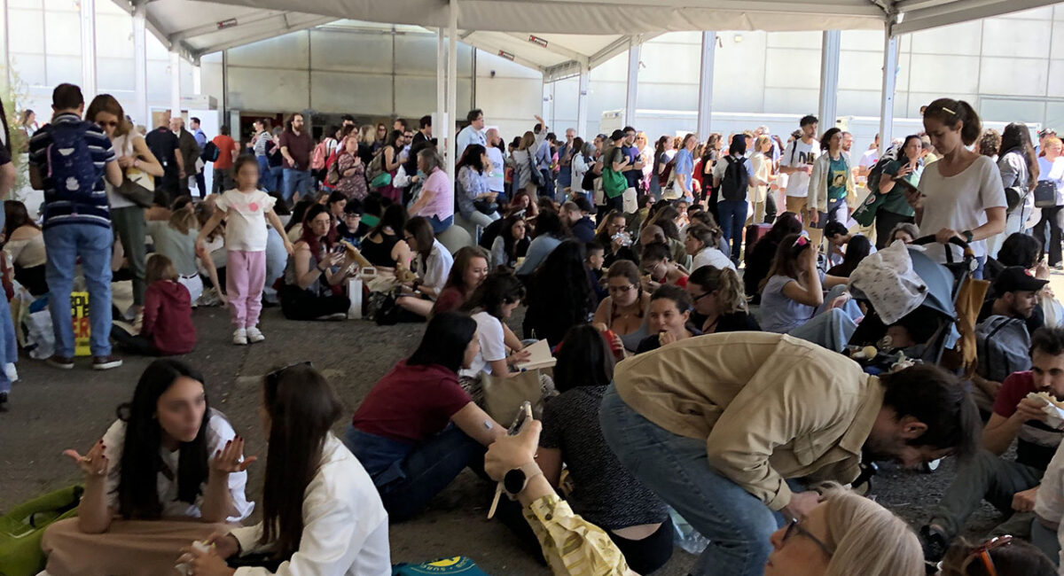 Folla e bivacchi al Salone del Libro 2025