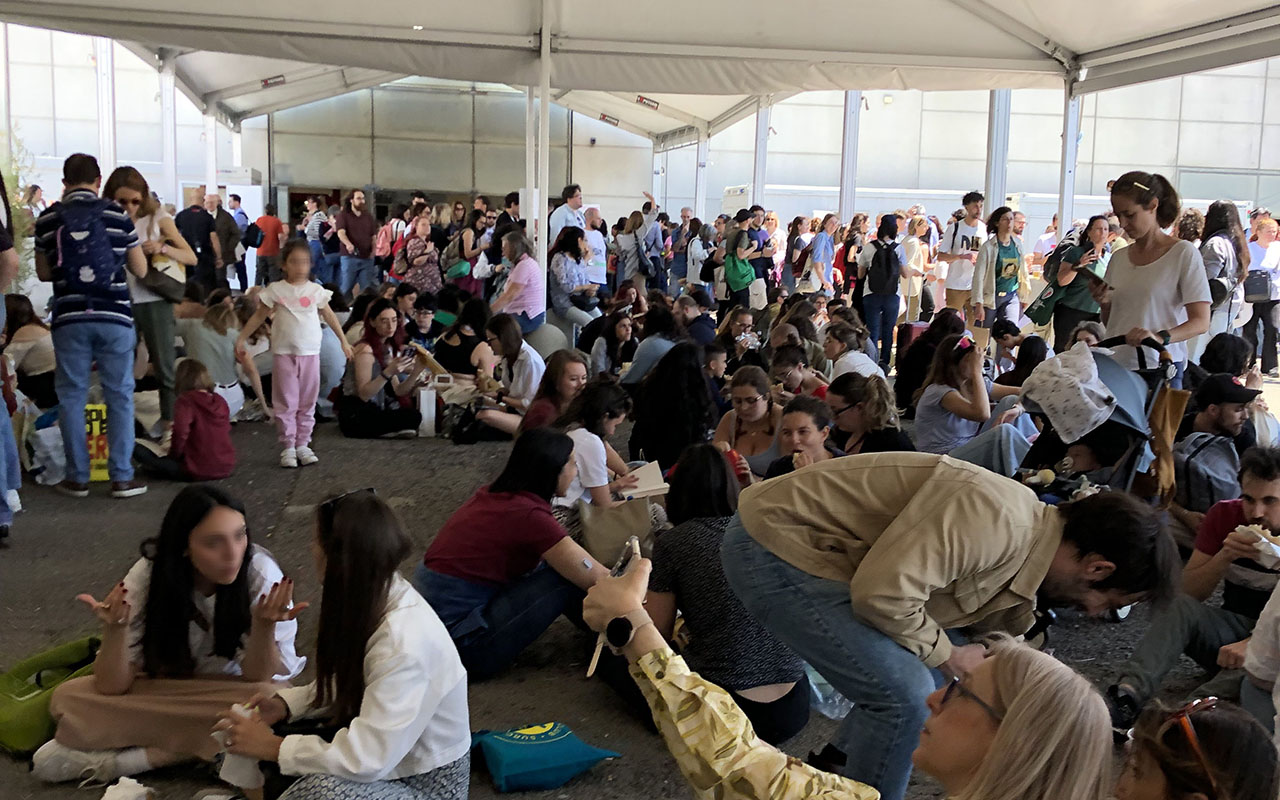 Folla e bivacchi al Salone del Libro 2025